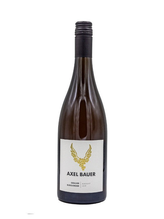 Axel Bauer Blacklist Grauer Burgunder Orange 2019 Wein in bernsteinfarbener Flasche mit weißem Etikett und goldenen Flügeln