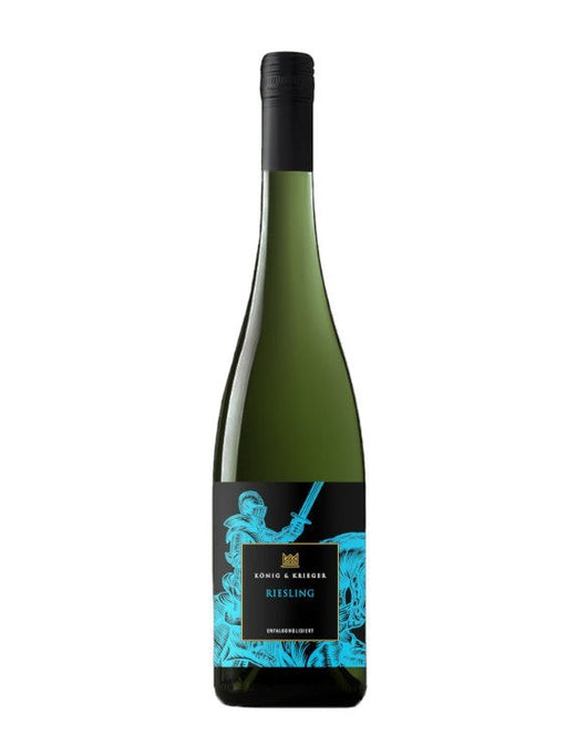 König & Krieger Riesling alkoholfreier Weißwein in grüner Flasche mit schwarzem Etikett und türkisfarbener Grafik eines Ritters.