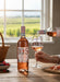 Mein-Weinhandel ZENI Bardolino Chiaretto Classico DOC 2025 Roséwein wird in ein Glas gegossen, mit Beeren und Schinken.
