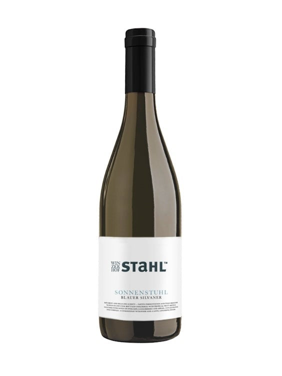 Flasche Blauer Silvaner "Sonnenstuhl" 2021 vom Winzerhof Stahl, trocken, mit Etikett und schwarzem Verschluss.