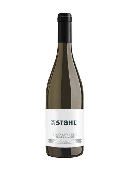 Flasche Blauer Silvaner "Sonnenstuhl" 2021 vom Winzerhof Stahl, trocken, mit Etikett und schwarzem Verschluss.